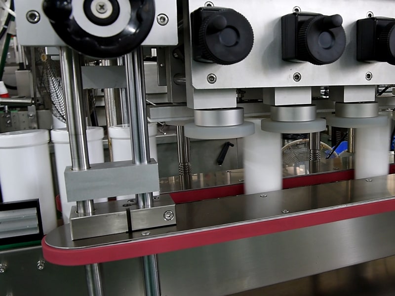 Come funziona una macchina tappatrice a vite: 5 passaggi chiave per aumentare la produttività del confezionamento